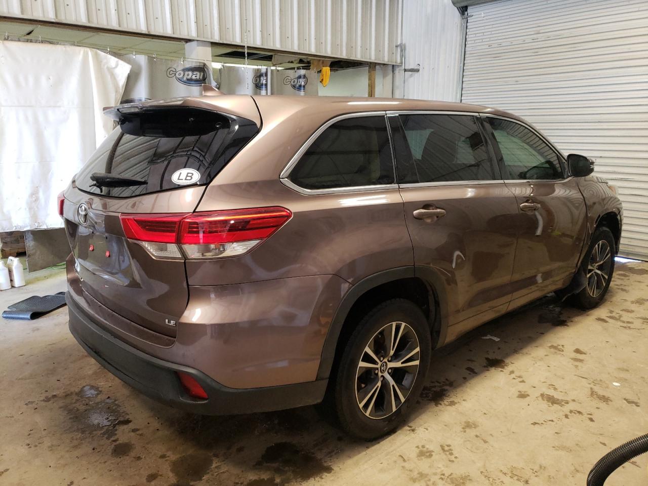 Photo 4 from auction – 2018 TOYOTA HIGHLANDER with VIN 5TDZZRFH3JS235652