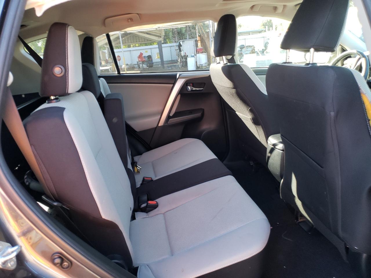 Photo 6 from auction – 2016 TOYOTA RAV4 XLE with VIN JTMWFREV2GJ074168