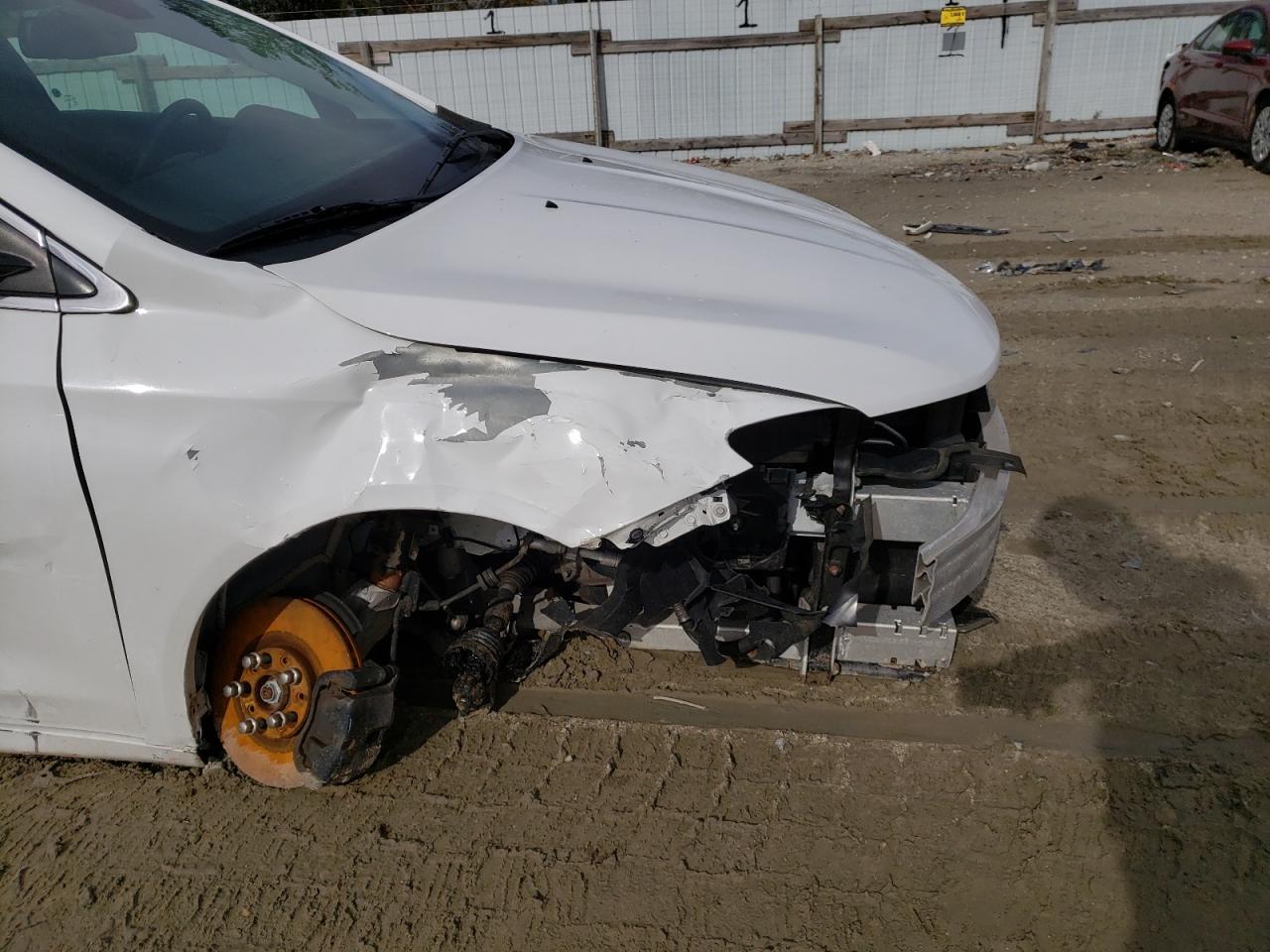 Photo 10 from auction – 2015 CHRYSLER 200 LIMITE with VIN 1C3CCCABXFN654784
