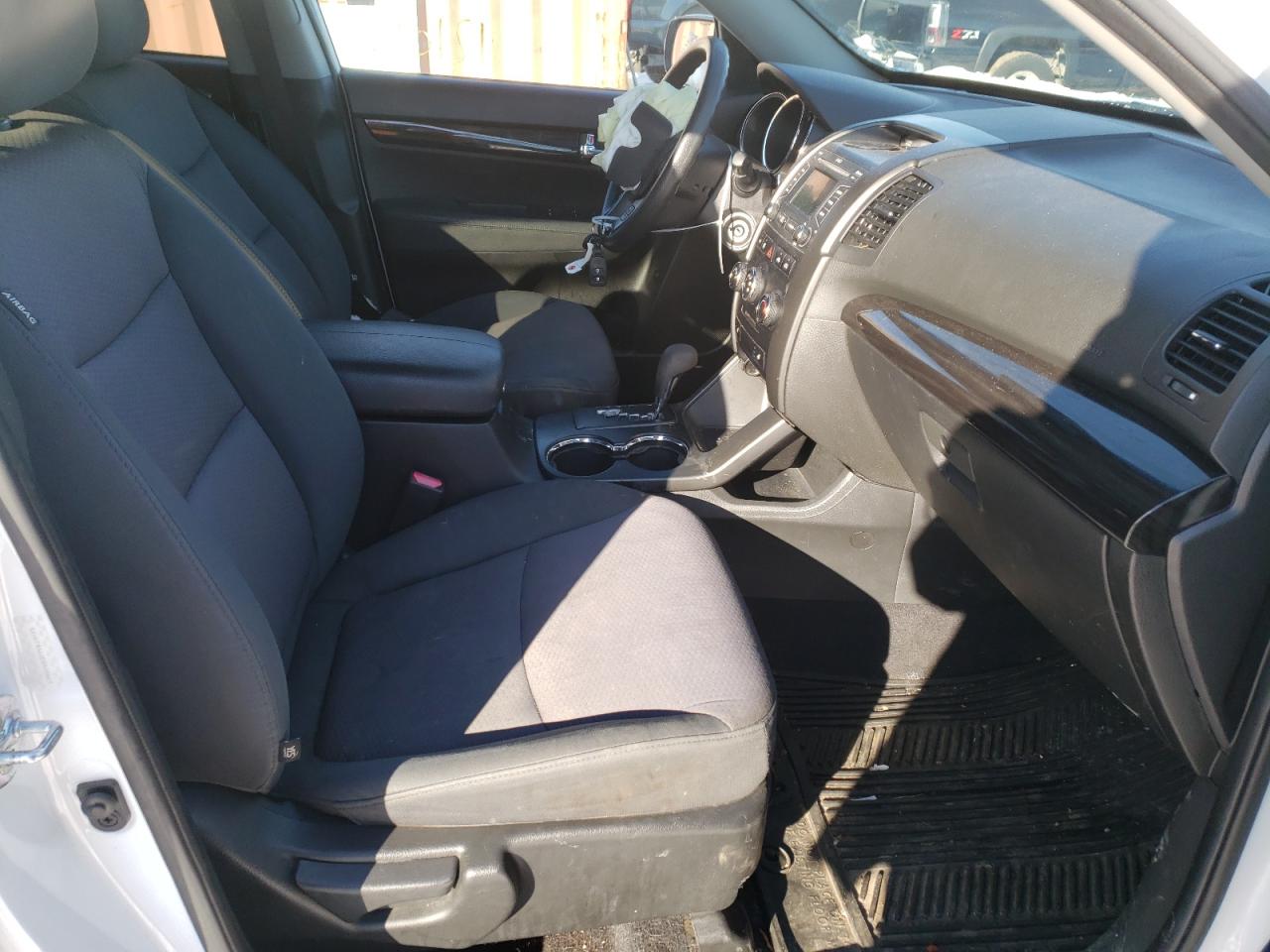 Photo 5 from auction – 2013 KIA SORENTO LX with VIN 5XYKT4A63DG408664
