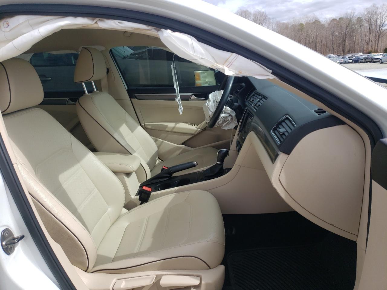 Photo 5 from auction – 2016 VOLKSWAGEN PASSAT S with VIN 1VWAS7A30GC067445