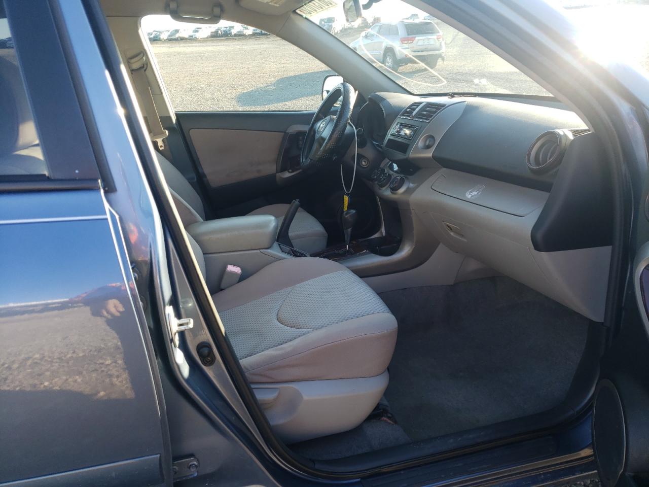 Photo 5 from auction – 2006 TOYOTA RAV4 with VIN JTMZD33V866014464
