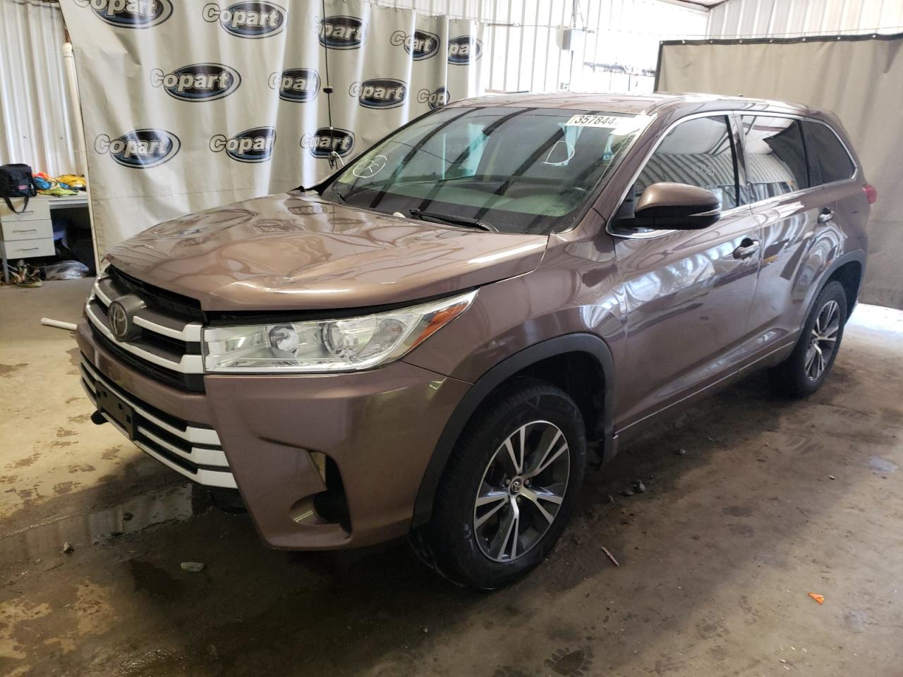 Photo 2 from auction – 2018 TOYOTA HIGHLANDER with VIN 5TDZZRFH3JS235652