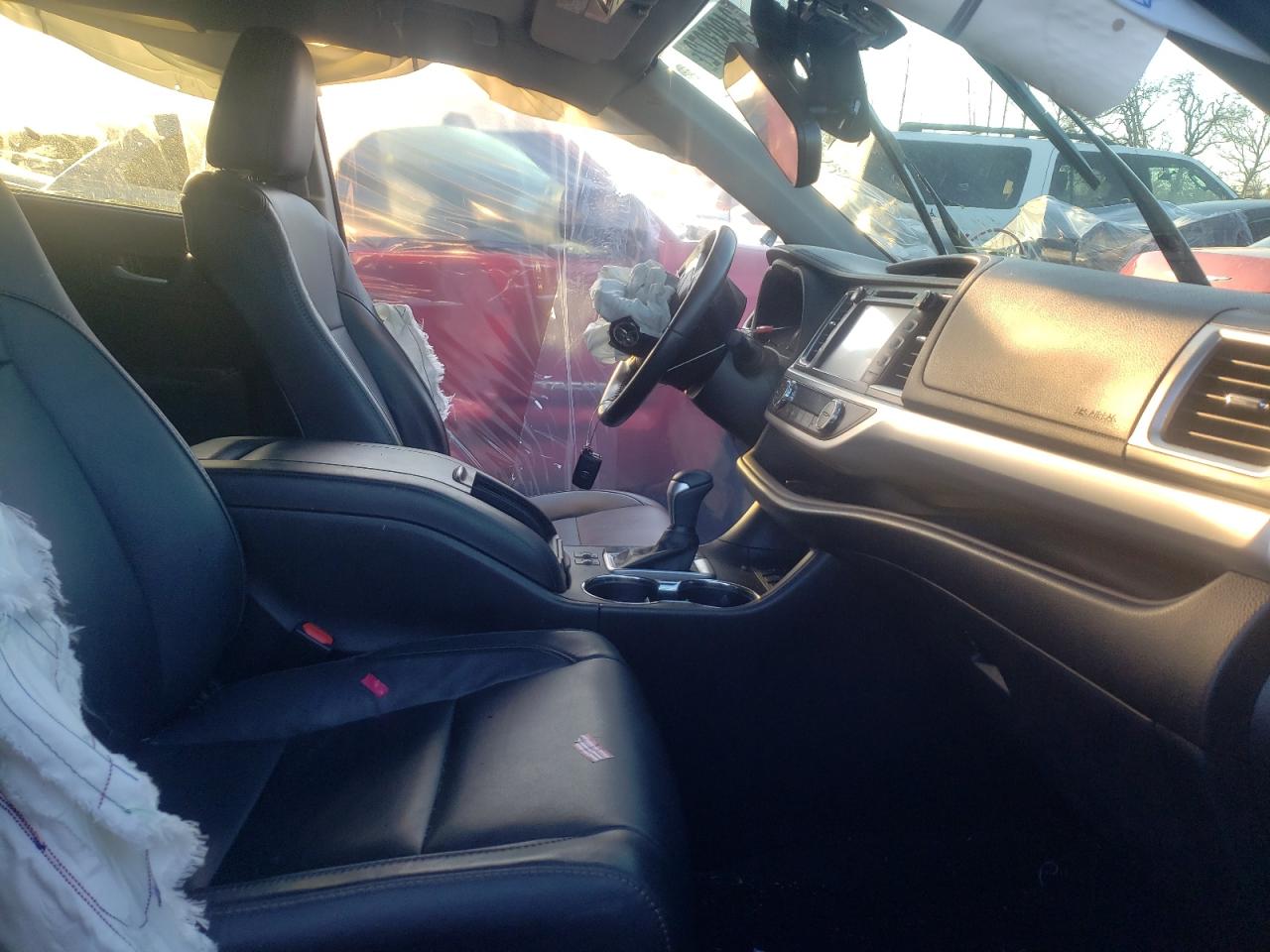 Photo 5 from auction – 2017 TOYOTA HIGHLANDER with VIN 5TDJZRFH8HS373159