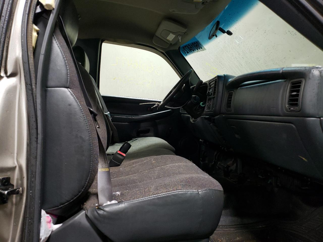 Photo 5 from auction – 2000 CHEVROLET SILVERADO with VIN 1GCEC14V5YE415855