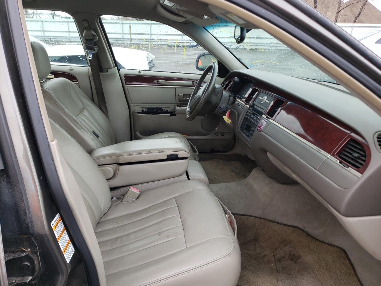 Photo 5 from auction – 2003 LINCOLN TOWN CAR E with VIN 1LNHM81W03Y636282