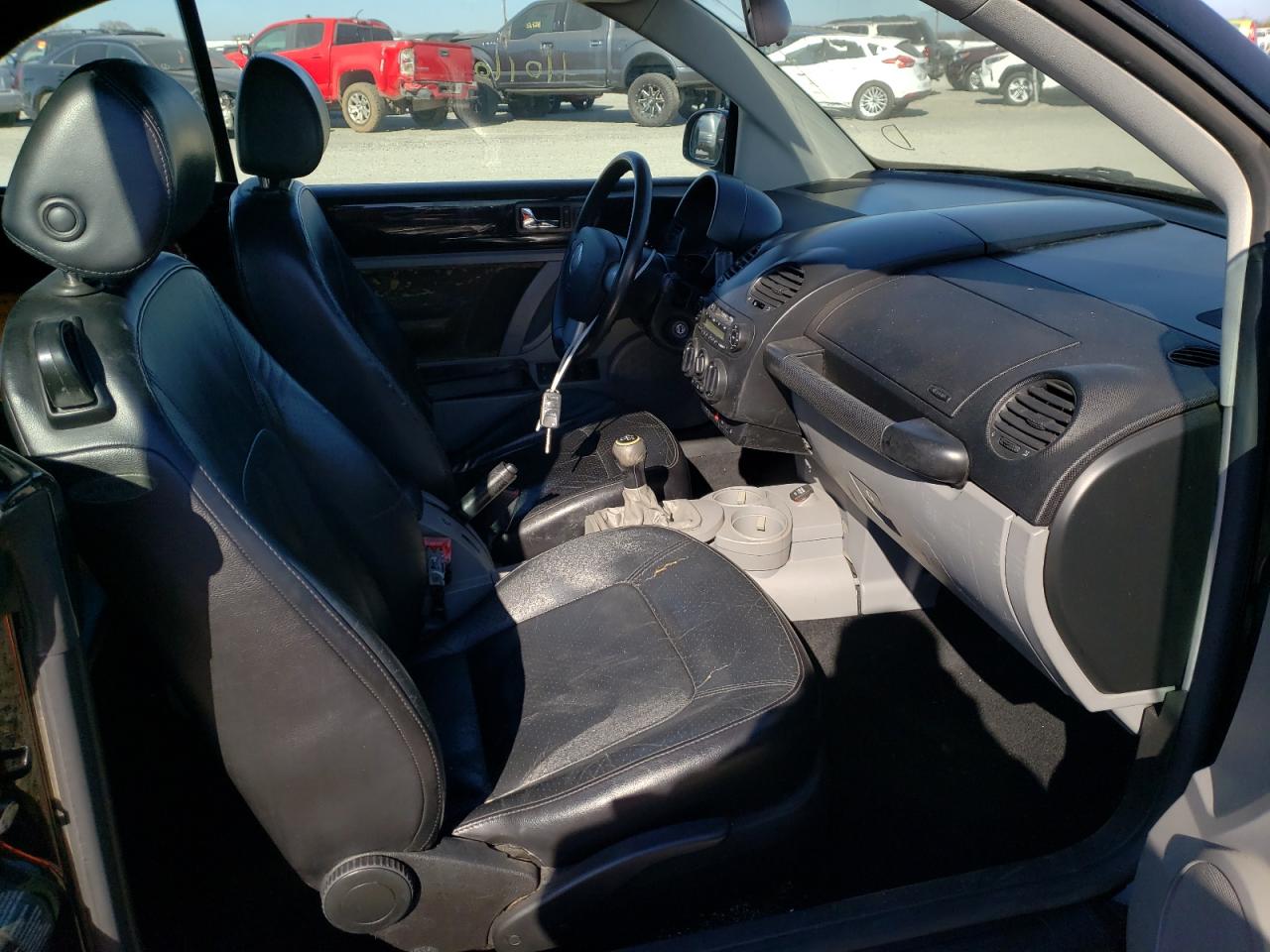 Photo 5 from auction – 2004 VOLKSWAGEN NEW BEETLE with VIN 3VWCD21Y44M305969
