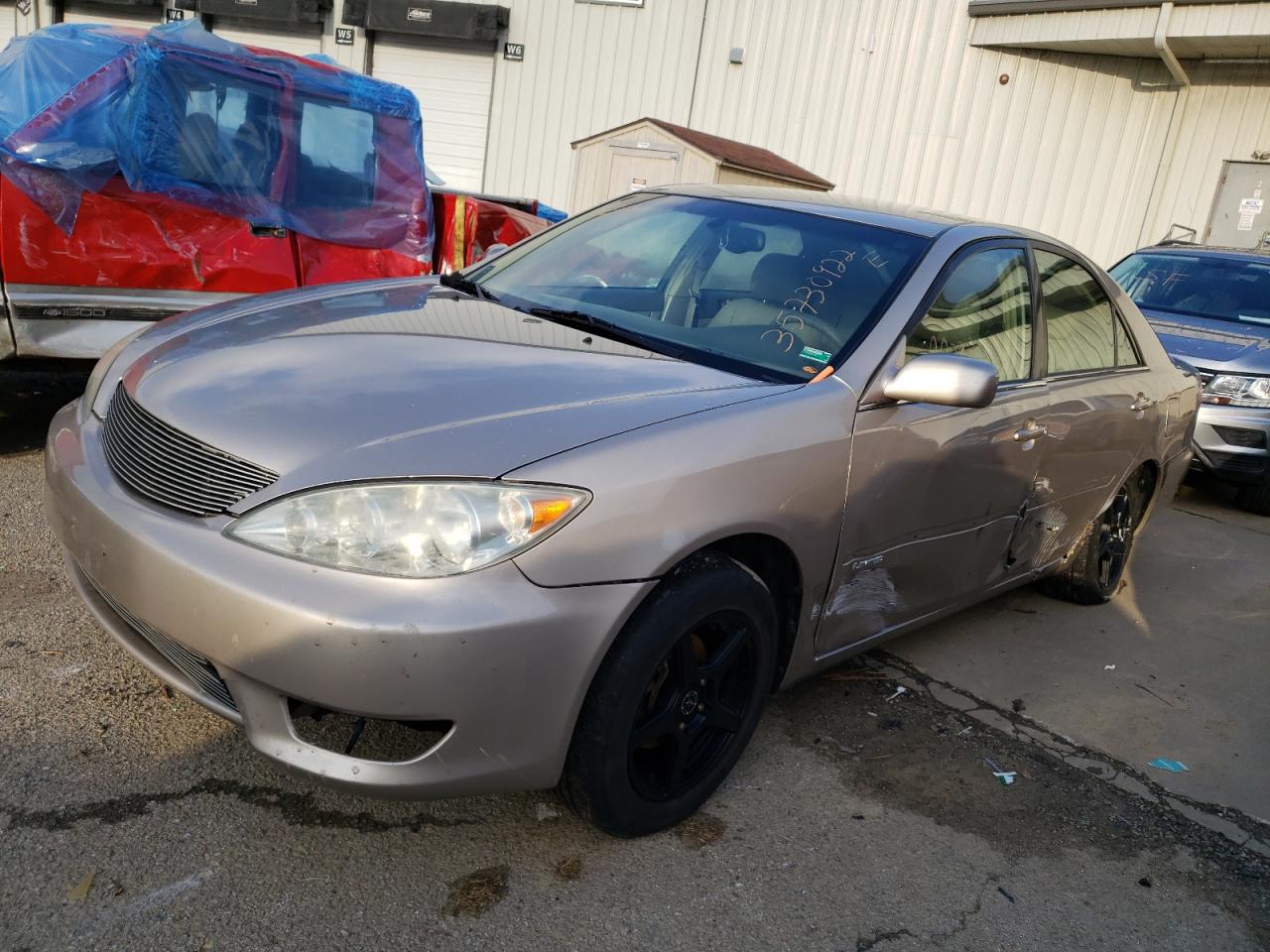 Photo 2 from auction – 2005 TOYOTA CAMRY LE with VIN 4T1BE32K55U949758