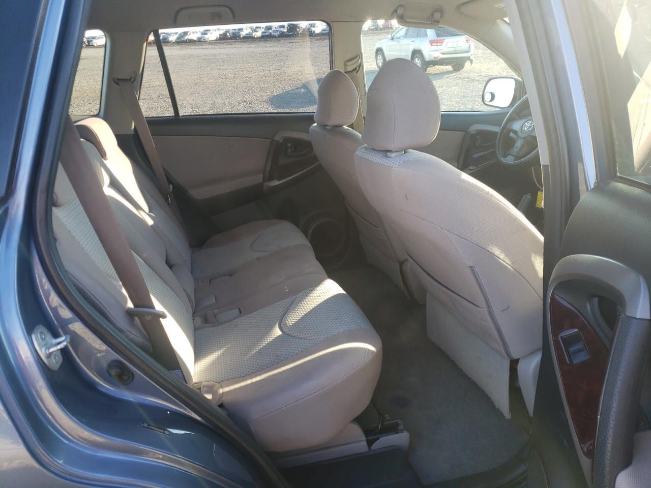 Photo 6 from auction – 2006 TOYOTA RAV4 with VIN JTMZD33V866014464