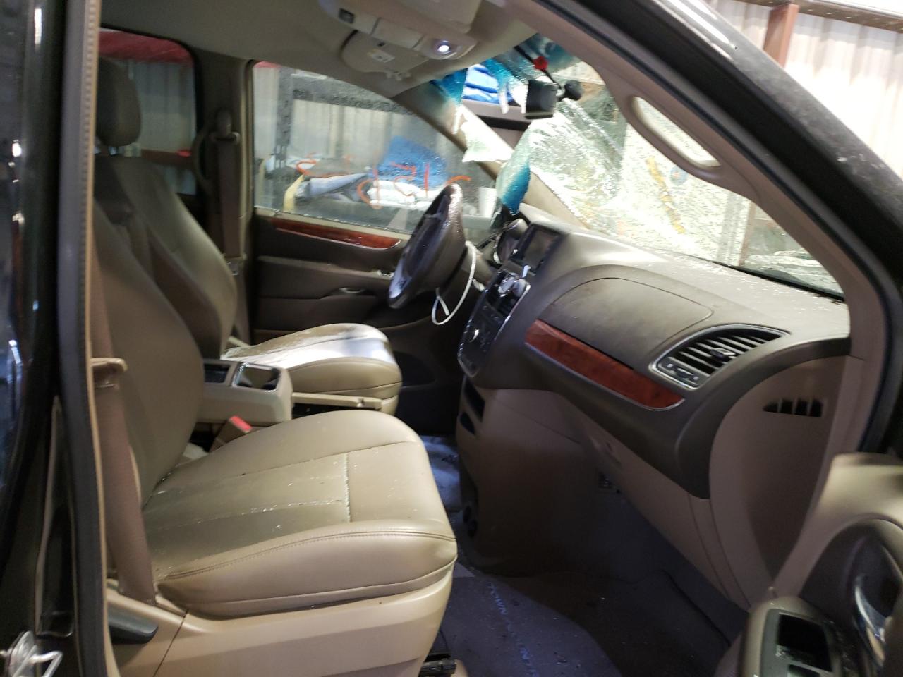 Photo 5 from auction – 2013 CHRYSLER TOWN & COU with VIN 2C4RC1BG3DR720290
