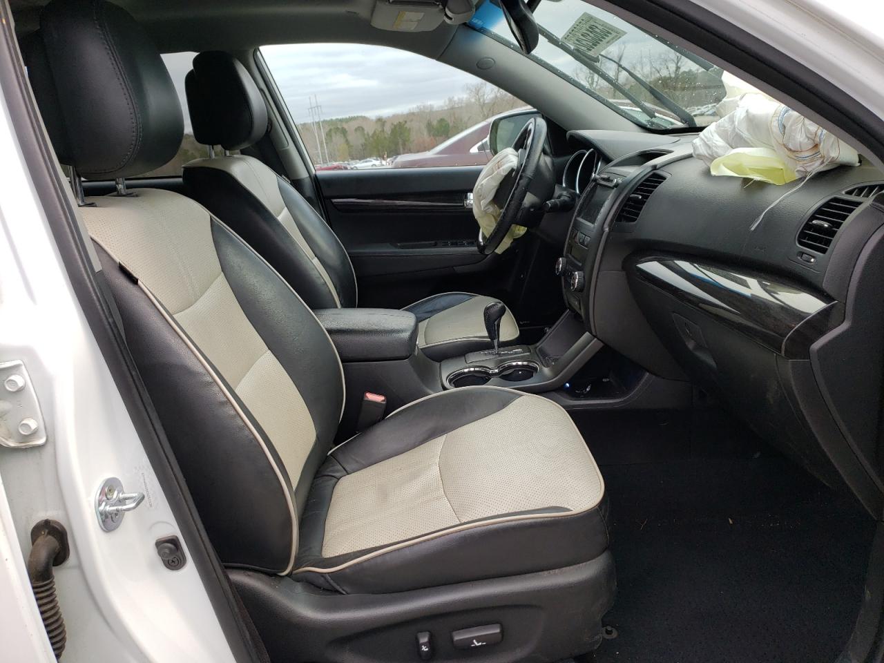 Photo 5 from auction – 2012 KIA SORENTO SX with VIN 5XYKWDA28CG251538