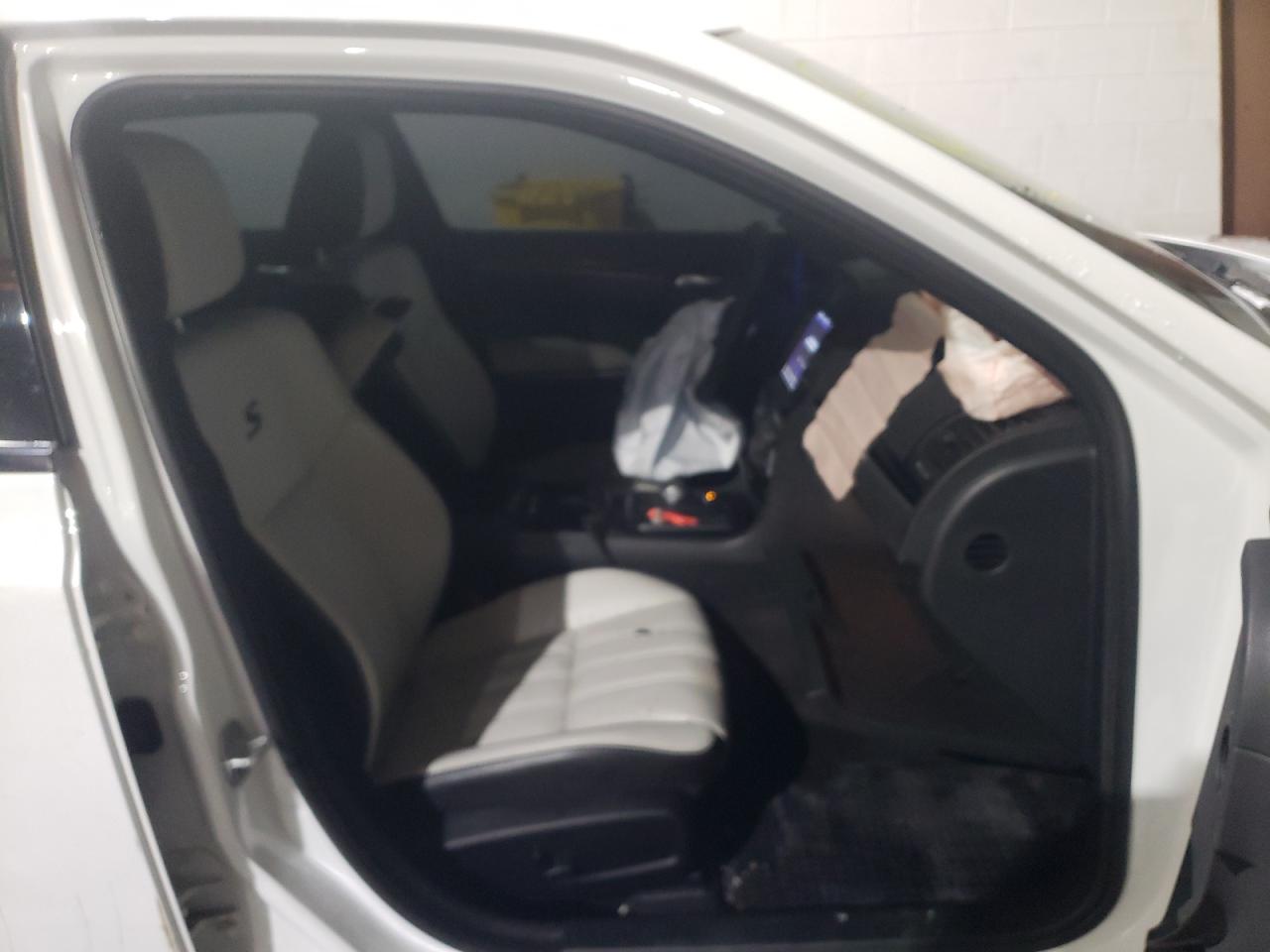 Photo 5 from auction – 2019 CHRYSLER 300 S with VIN 2C3CCABG9KH537957