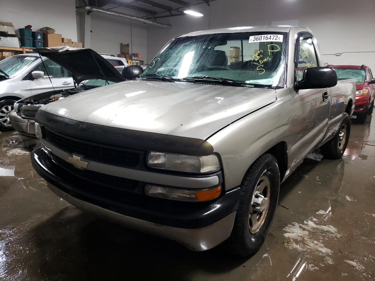 Photo 2 from auction – 2000 CHEVROLET SILVERADO with VIN 1GCEC14V5YE415855