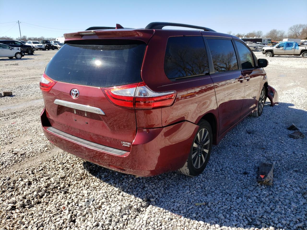 Photo 4 from auction – 2018 TOYOTA SIENNA XLE with VIN 5TDDZ3DC9JS208759