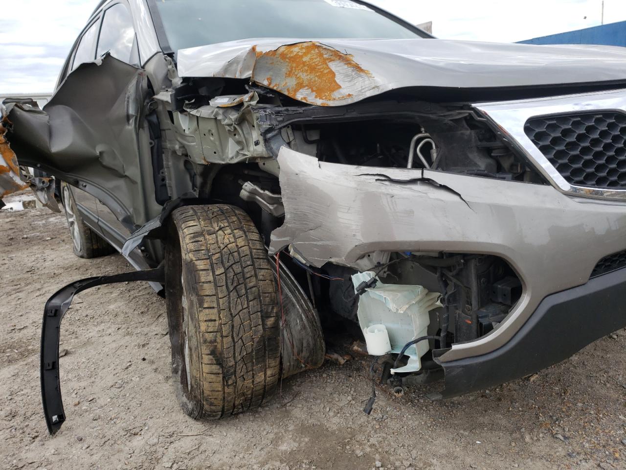 Photo 9 from auction – 2011 KIA SORENTO EX with VIN 5XYKU4A27BG001809