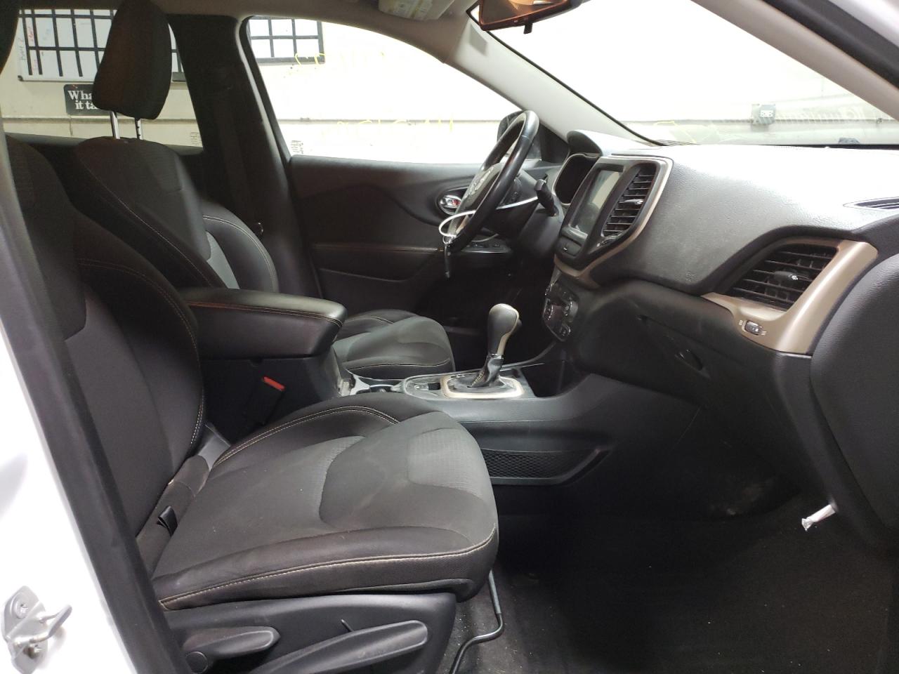 Photo 5 from auction – 2015 JEEP CHEROKEE L with VIN 1C4PJLCB5FW731734