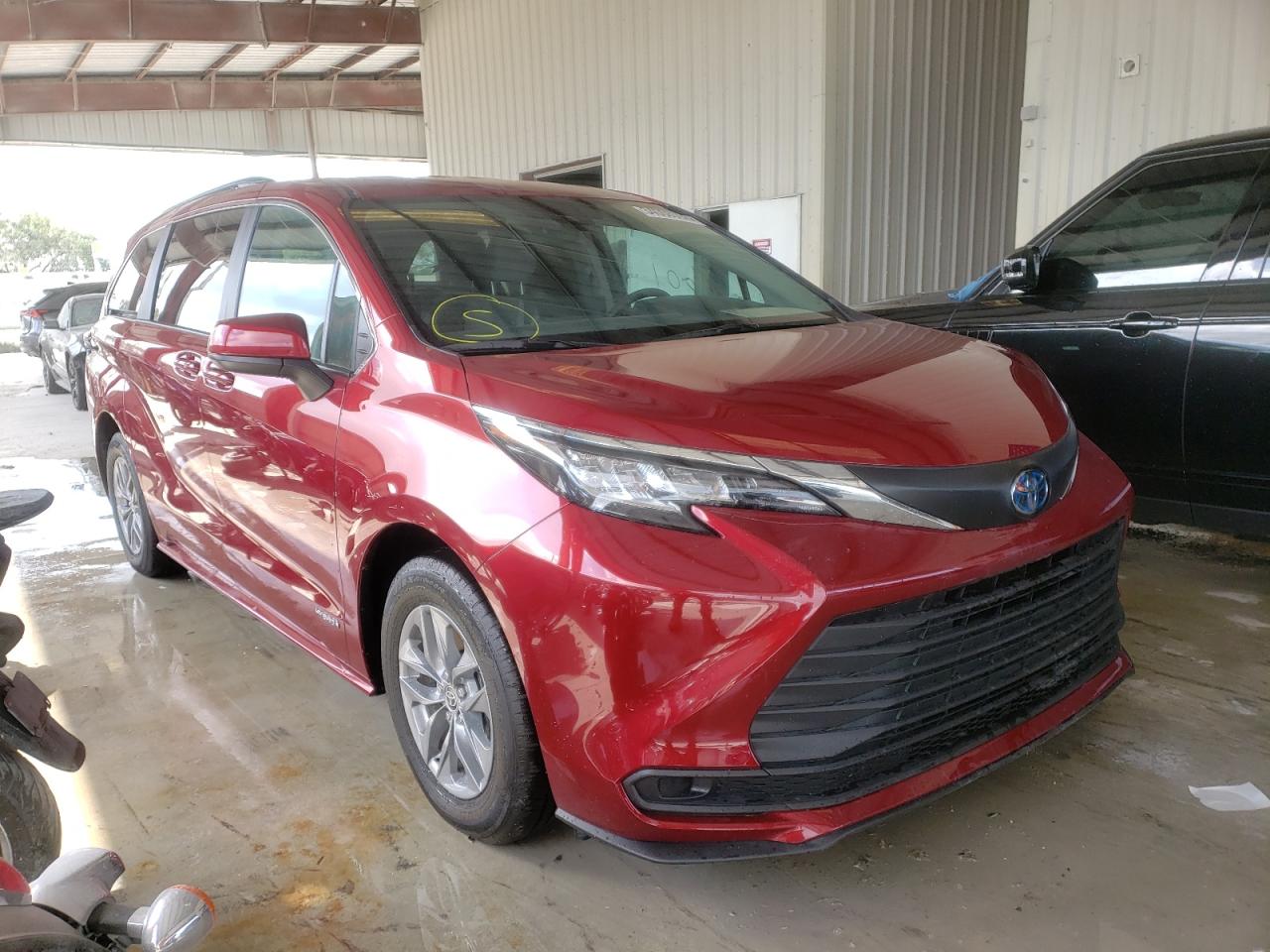 TOYOTA SIENNA LE 2021 with VIN 5TDKRKEC2MS073094 - Photo from auction