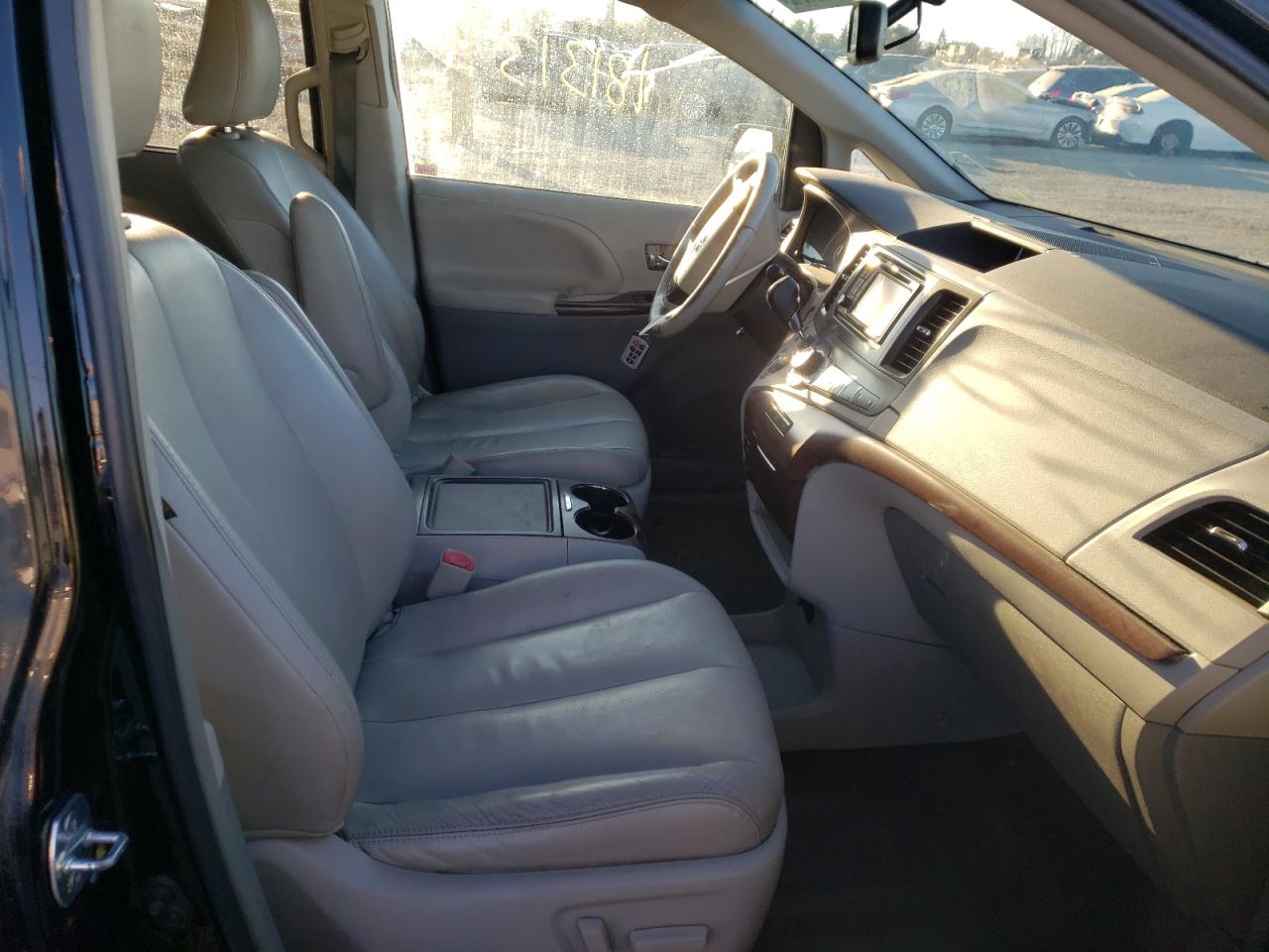 Photo 5 from auction – 2013 TOYOTA SIENNA XLE with VIN 5TDYK3DC6DS367295