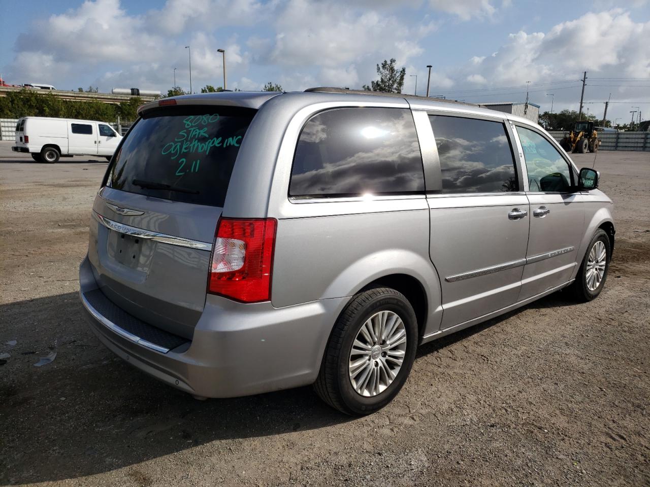 Photo 4 from auction – 2015 CHRYSLER TOWN & COU with VIN 2C4RC1CG2FR572778