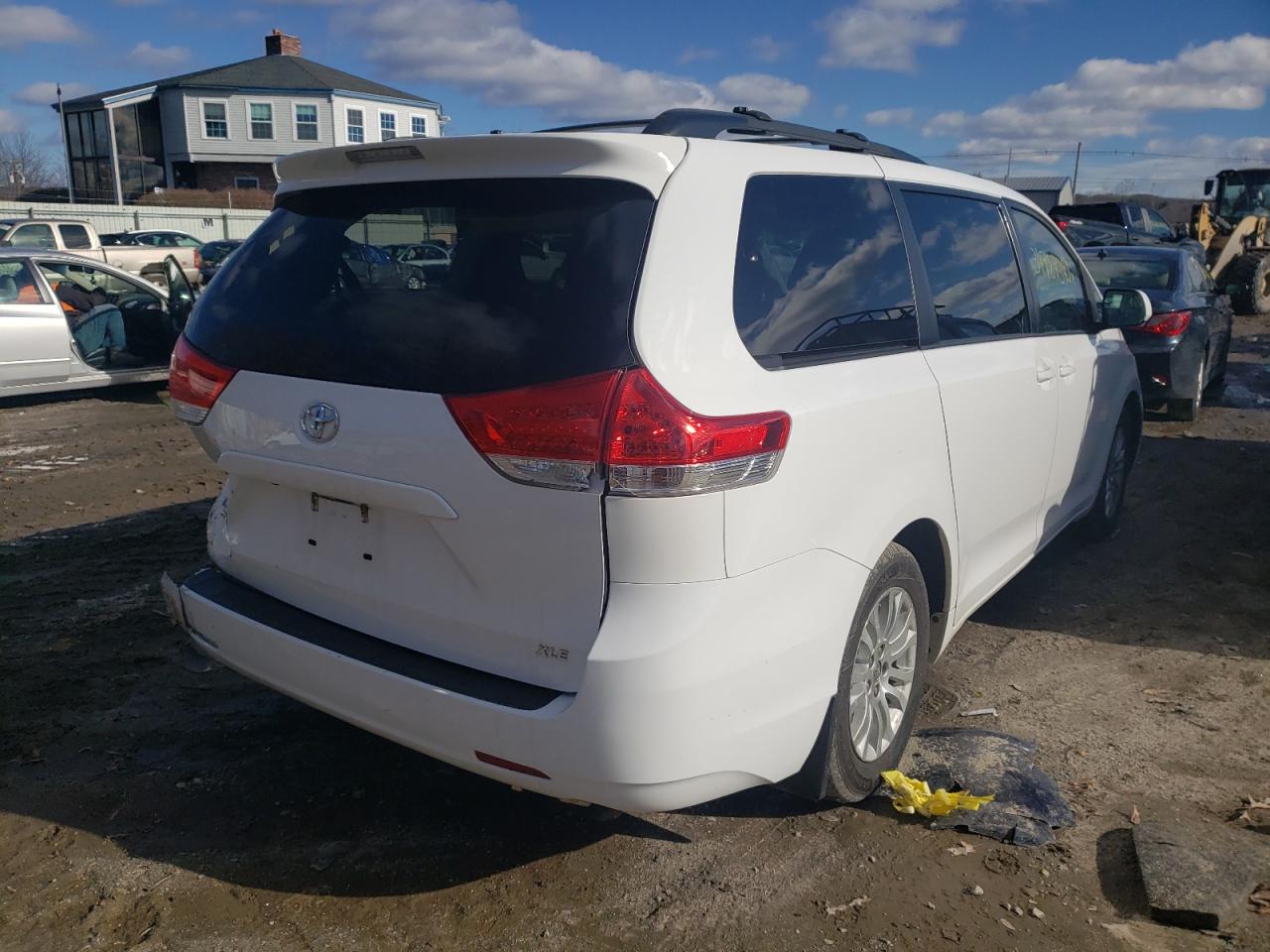 Photo 4 from auction – 2013 TOYOTA SIENNA XLE with VIN 5TDYK3DC6DS325919