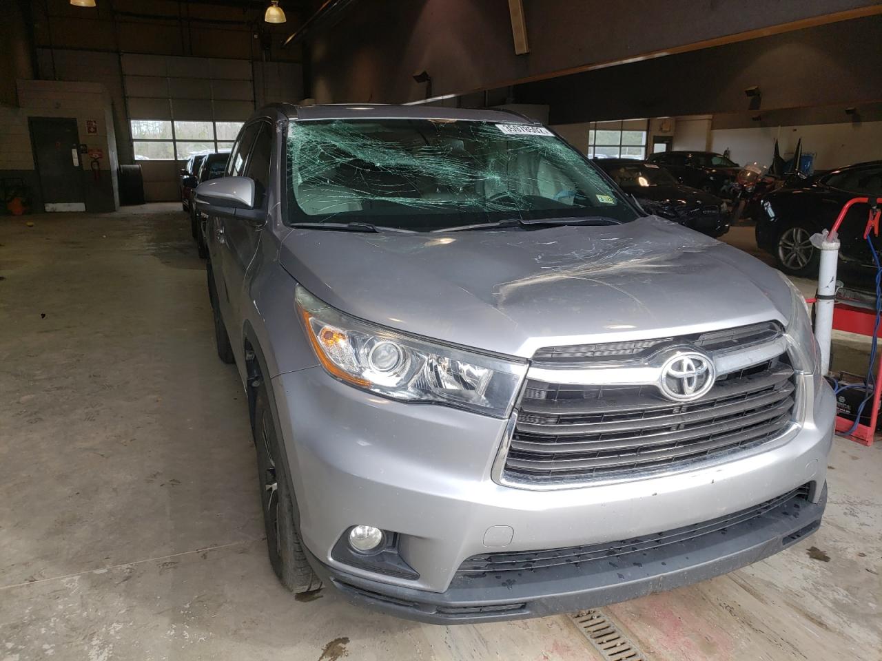 Photo 9 from auction – 2016 TOYOTA UK with VIN 5TDJKRFH9GS339430