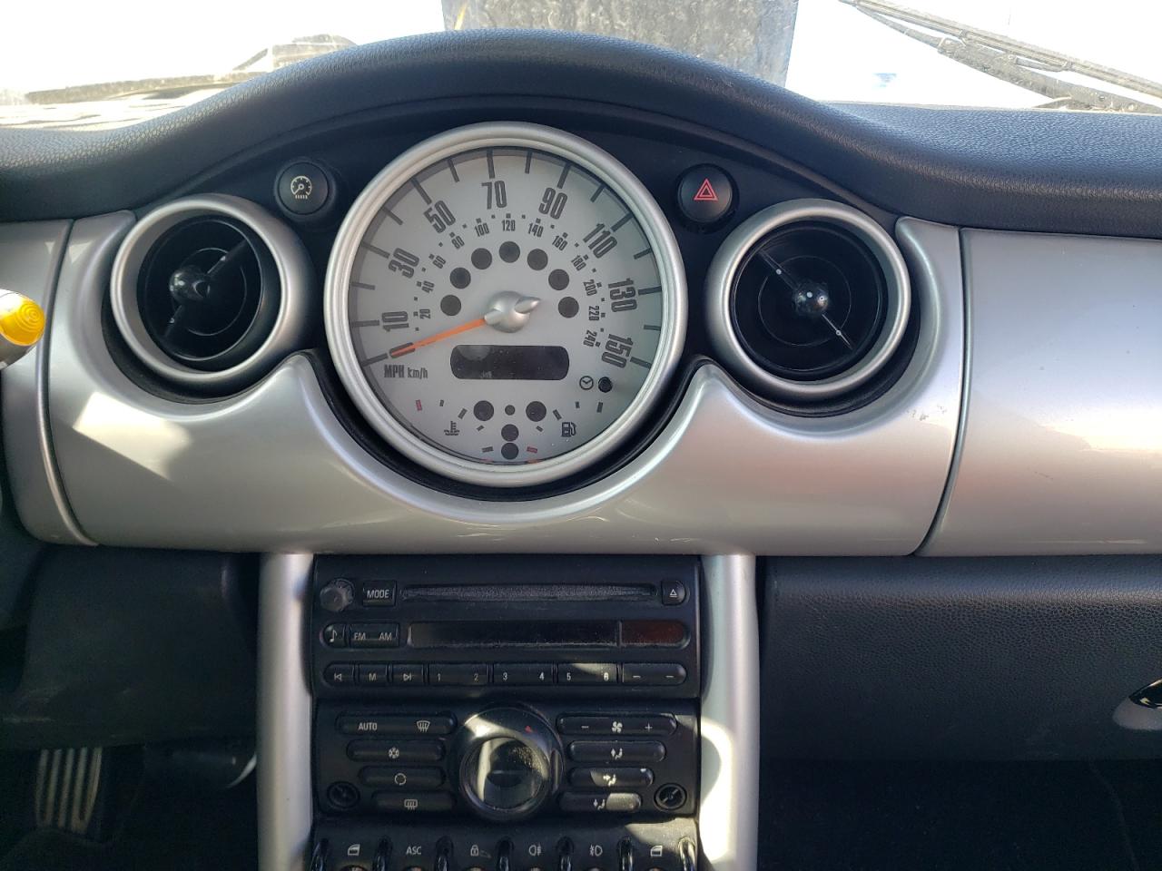 Photo 9 from auction – 2006 MINI COOPER S with VIN WMWRE33526TJ35146