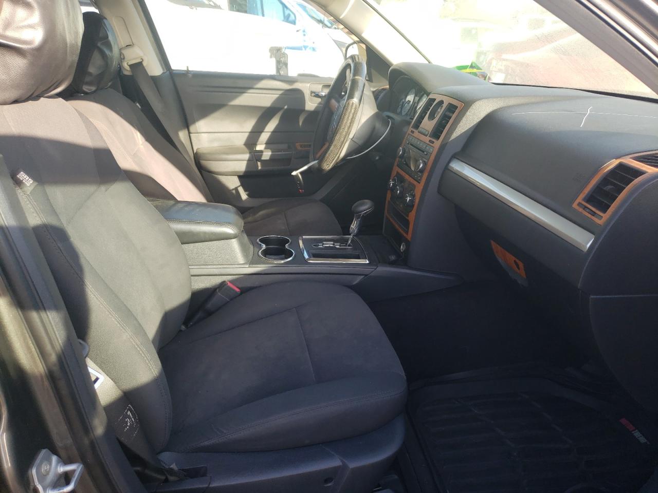 Photo 5 from auction – 2008 CHRYSLER 300 LX with VIN 2C3LA43R88H258662