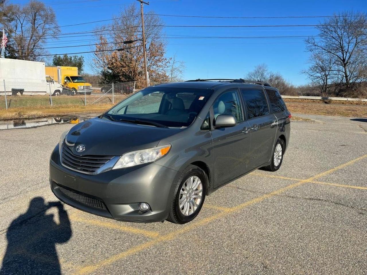 Photo 2 from auction – 2012 TOYOTA SIENNA XLE with VIN 5TDYK3DC0CS181640