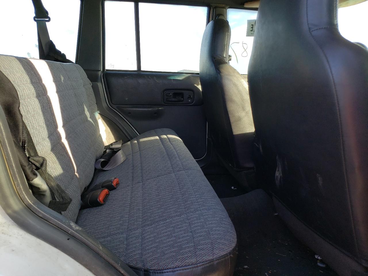 Photo 6 from auction – 2001 JEEP CHEROKEE S with VIN 1J4FF48S01L602512