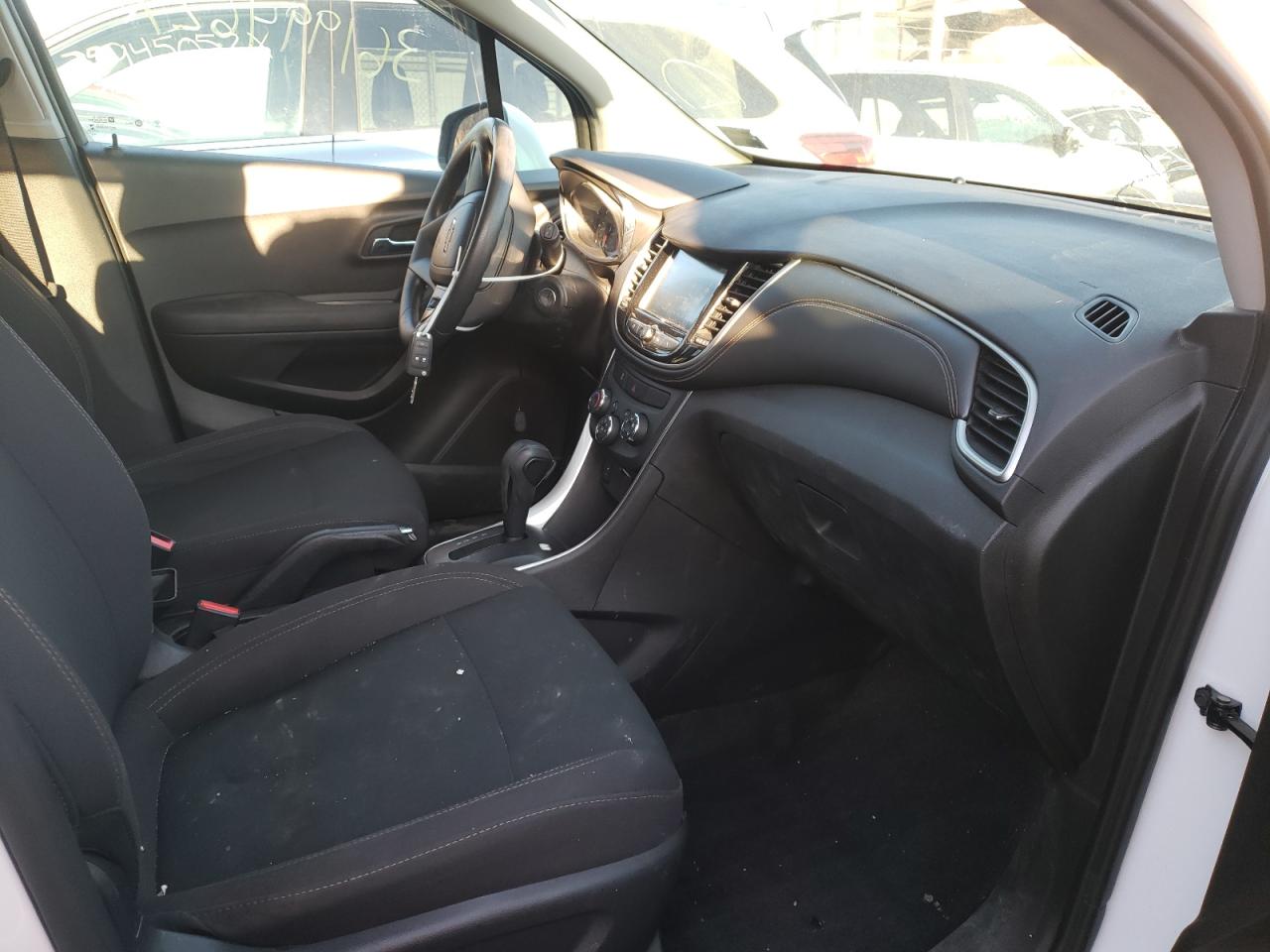 Photo 5 from auction – 2017 CHEVROLET TRAX LS with VIN 3GNCJNSB8HL290595