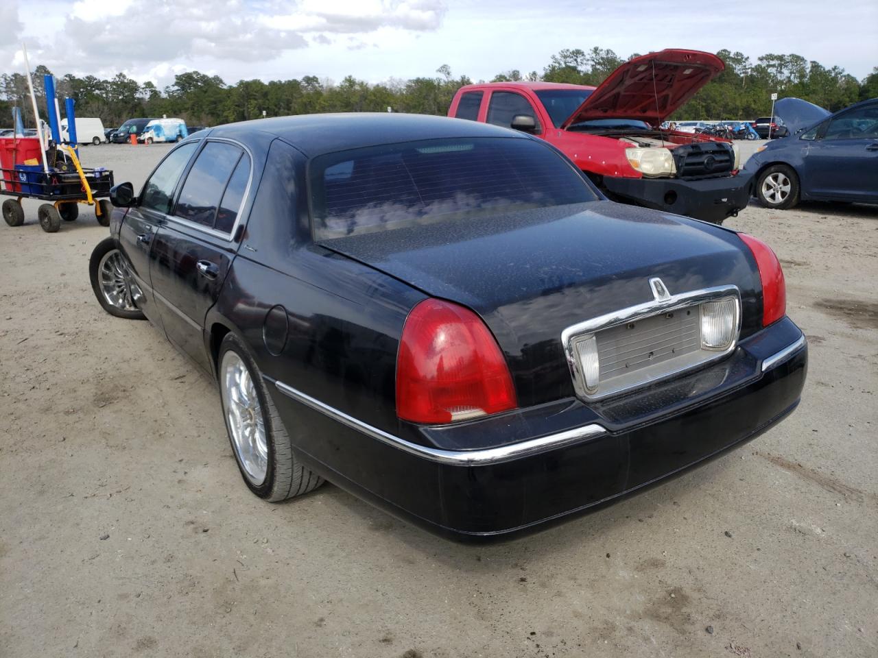 Photo 3 from auction – 2005 LINCOLN TOWN CAR E with VIN 1LNHM84W55Y664951