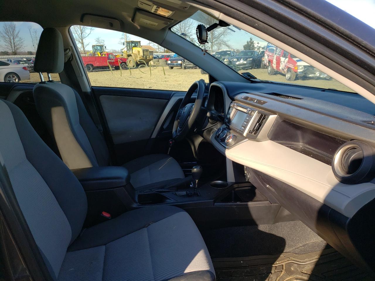 Photo 5 from auction – 2015 TOYOTA RAV4 LE with VIN 2T3BFREV0FW231629