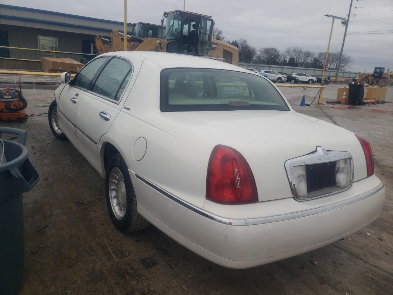 Photo 3 from auction – 2002 LINCOLN TOWN CAR E with VIN 1LNHM81W22Y631485