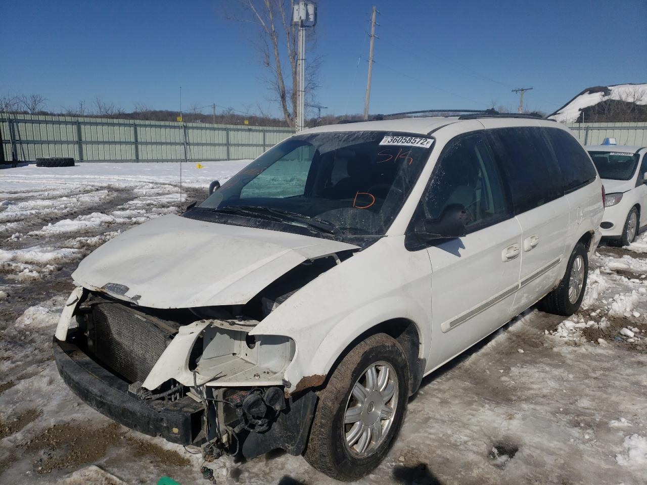 Photo 2 from auction – 2005 CHRYSLER TOWN & COU with VIN 2C8GP54L45R470605
