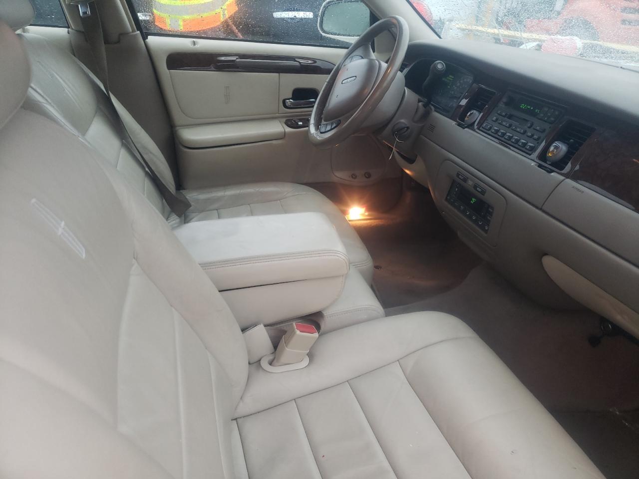 Photo 5 from auction – 2002 LINCOLN TOWN CAR E with VIN 1LNHM81W22Y631485