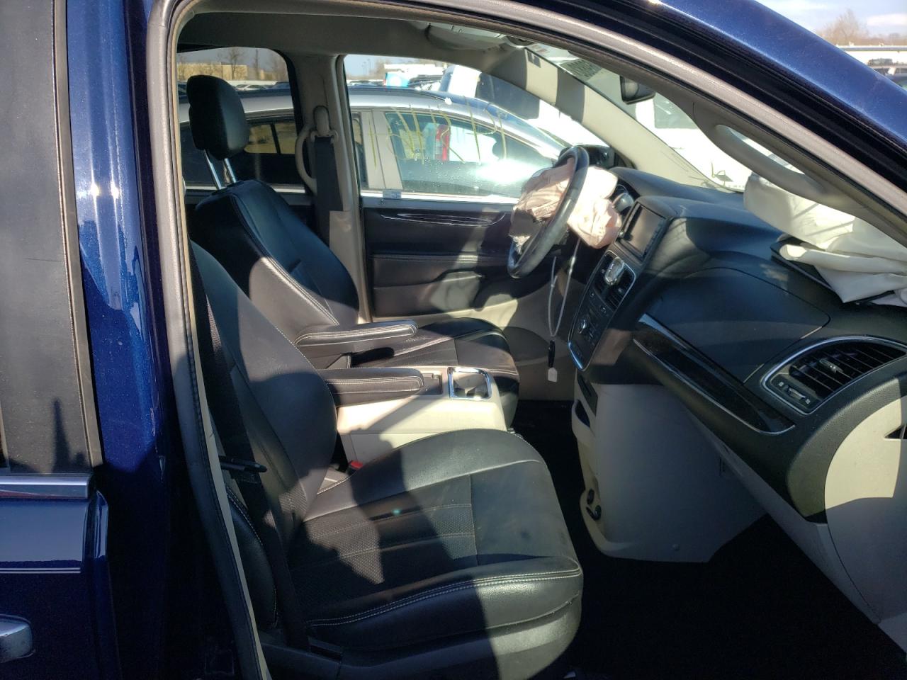 Photo 5 from auction – 2015 CHRYSLER TOWN & COU with VIN 2C4RC1CG7FR673895