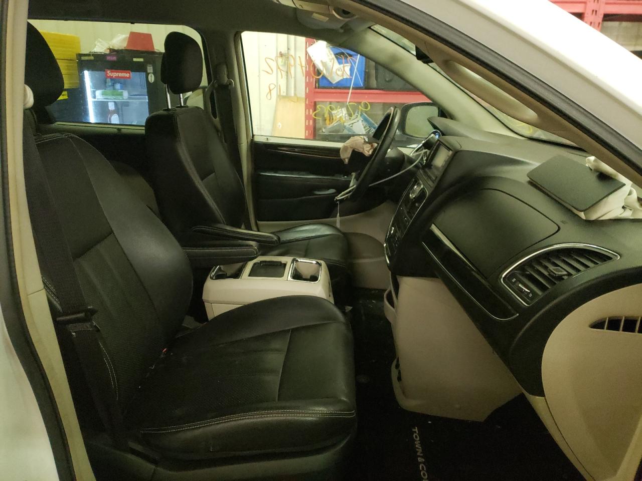 Photo 5 from auction – 2015 CHRYSLER TOWN & COU with VIN 2C4RC1CG0FR563318