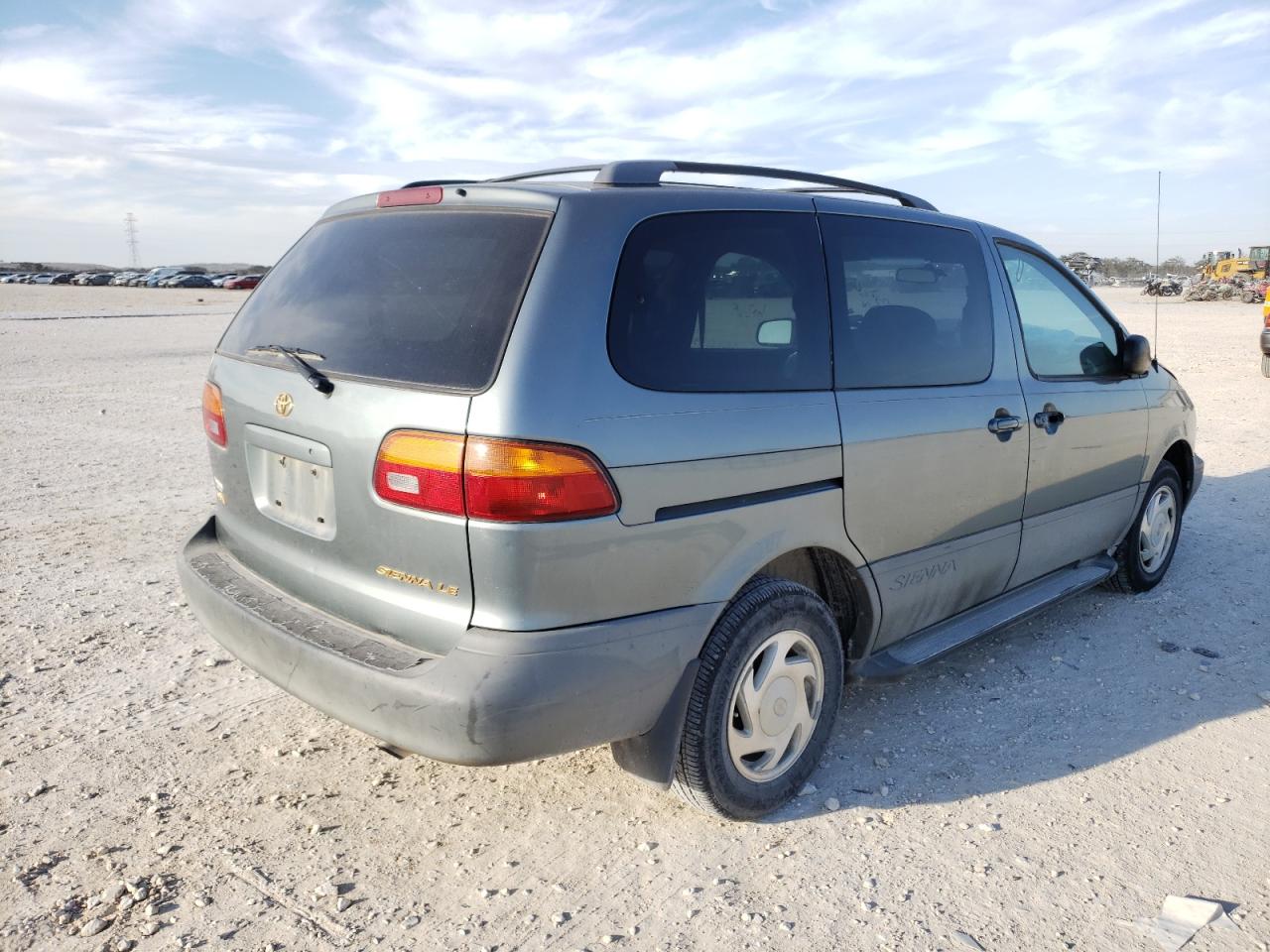Photo 4 from auction – 2000 TOYOTA SIENNA LE with VIN 4T3ZF13C7YU301258