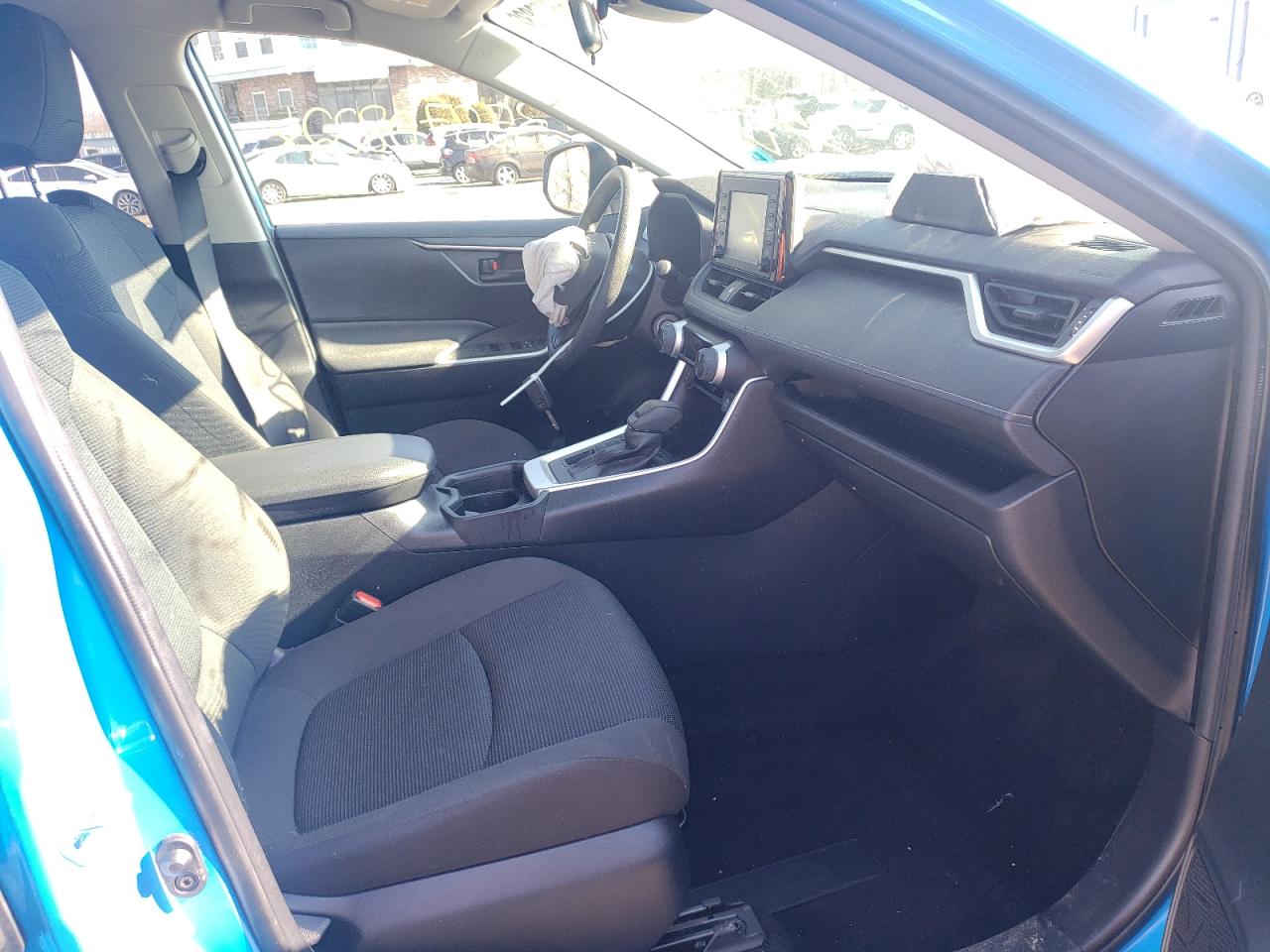 Photo 5 from auction – 2019 TOYOTA RAV4 LE with VIN JTMF1RFVXKD504842