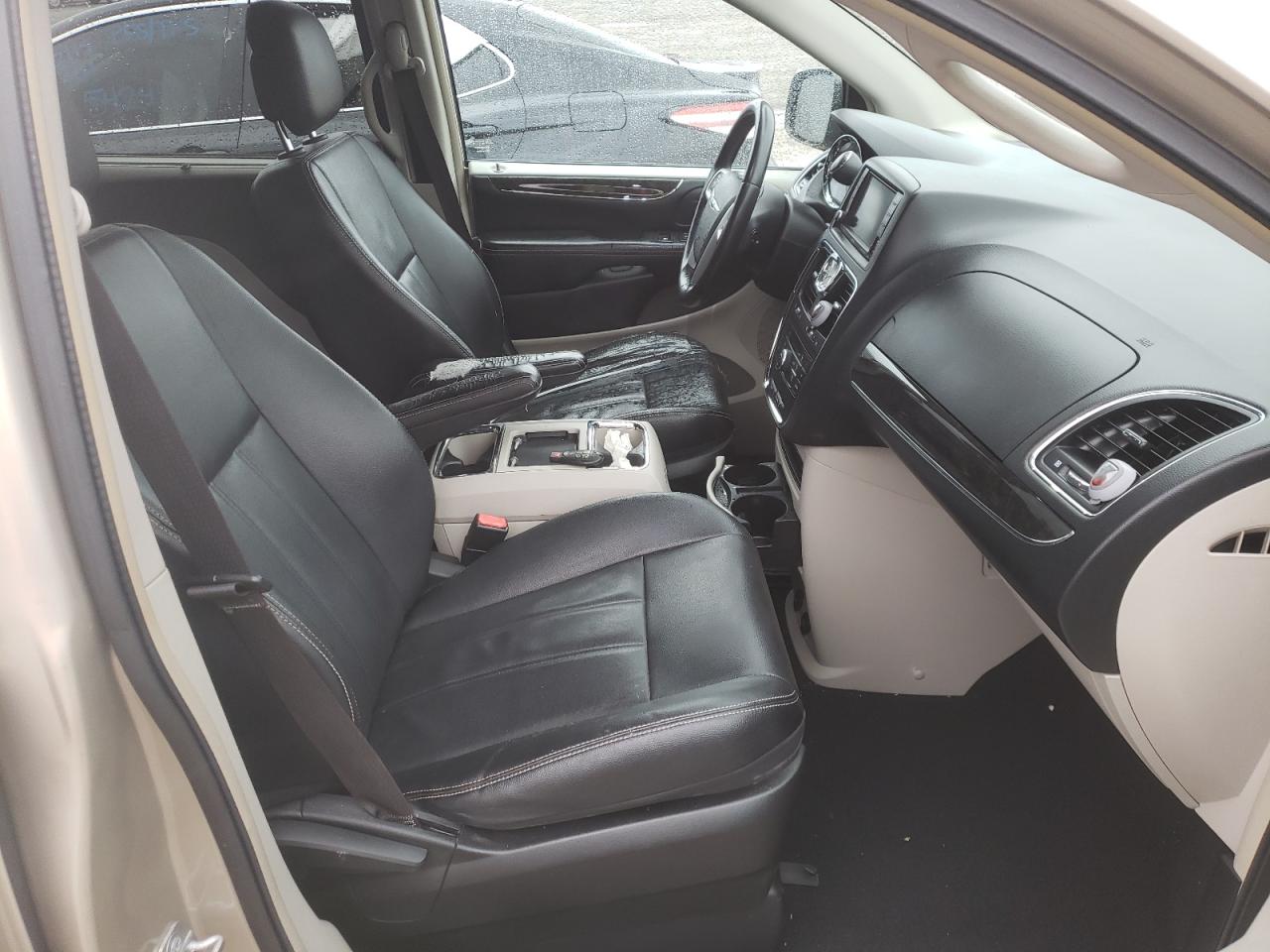 Photo 5 from auction – 2015 CHRYSLER TOWN & COU with VIN 2C4RC1BG3FR602002