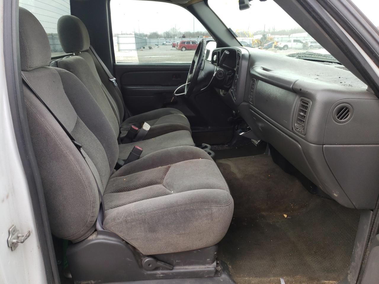 Photo 5 from auction – 2005 CHEVROLET SILVERADO with VIN 1GCEC14T75E144761