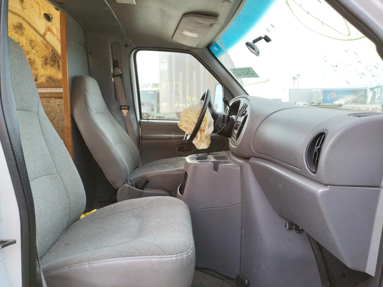 Photo 5 from auction – 2000 FORD ECONOLINE with VIN 1FDSE35L0YHB64825