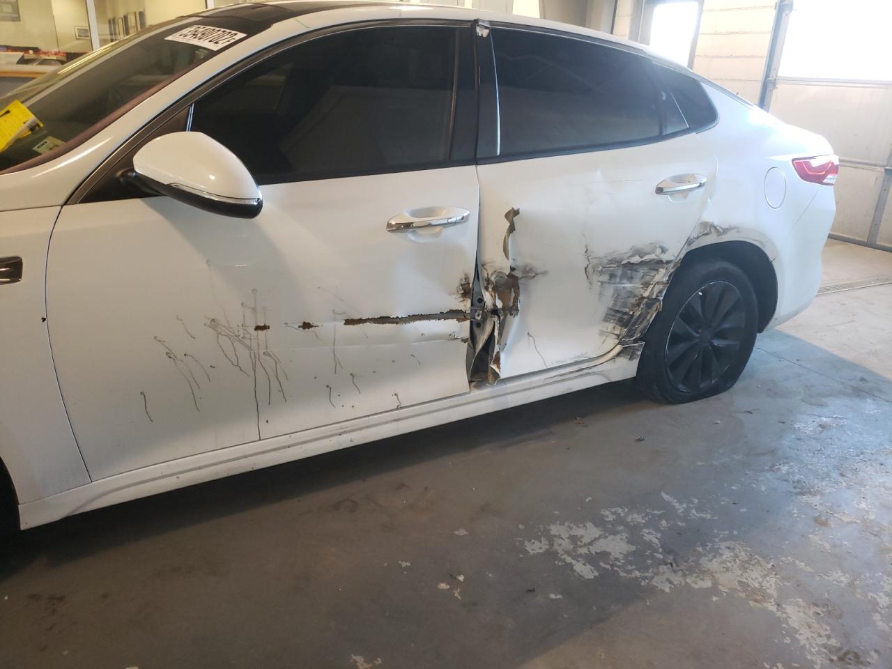 Photo 9 from auction – 2016 KIA OPTIMA EX with VIN 5XXGU4L34GG061781
