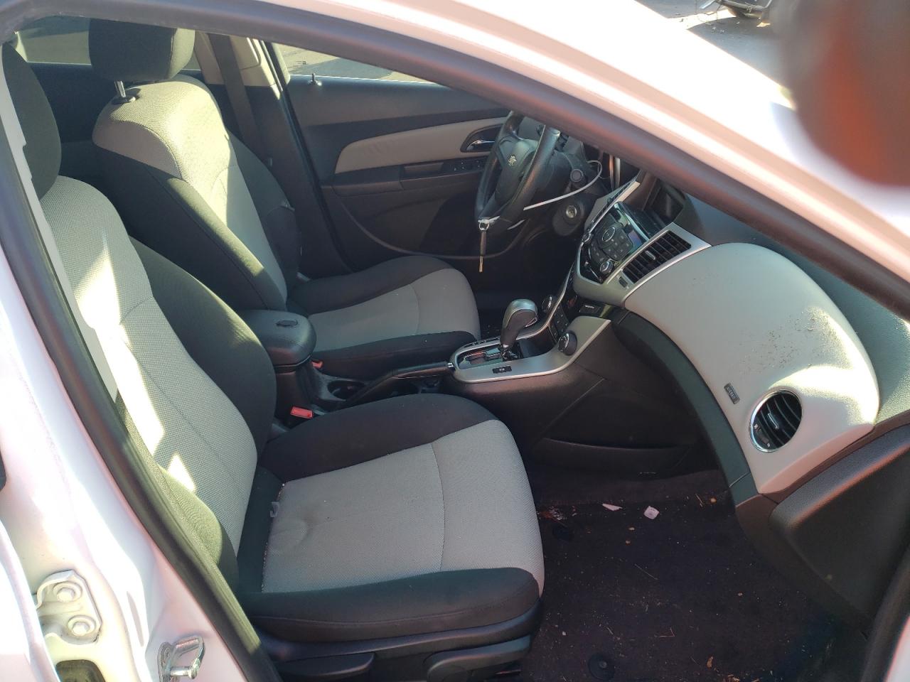 Photo 5 from auction – 2011 CHEVROLET CRUZE LS with VIN 1G1PC5SH2B7280013