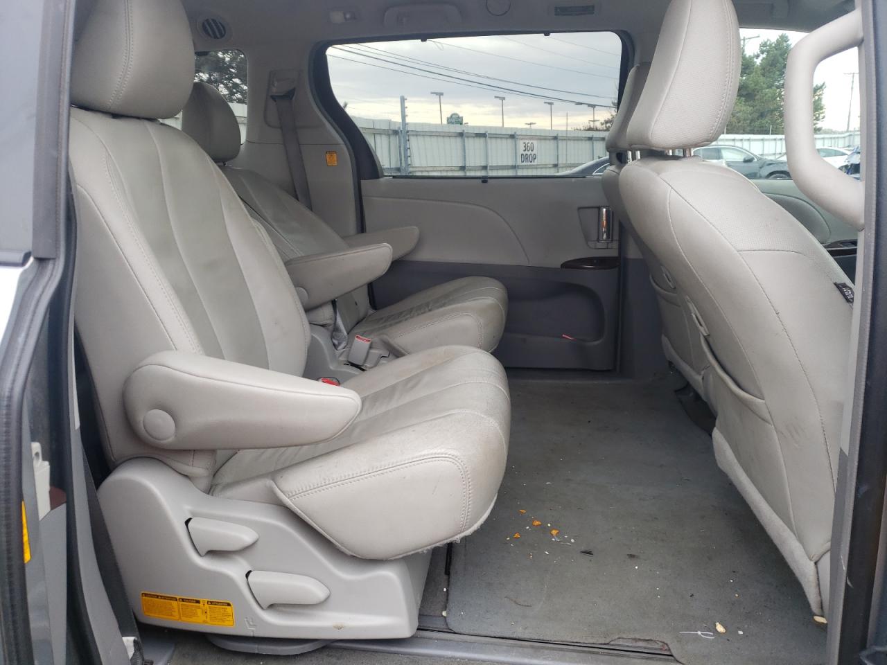 Photo 6 from auction – 2013 TOYOTA SIENNA XLE with VIN 5TDYK3DC6DS382475
