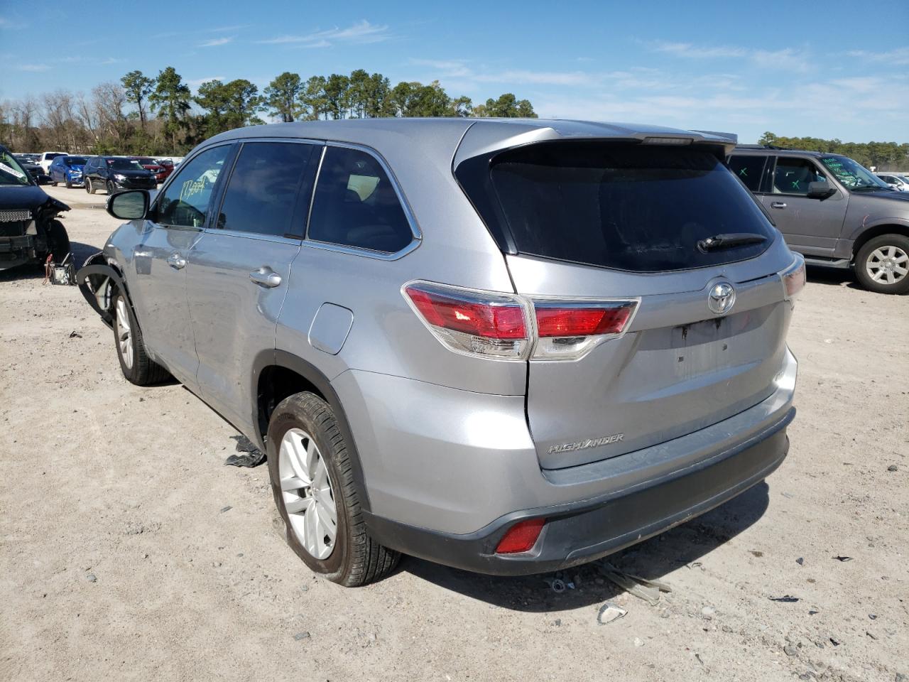 Photo 3 from auction – 2015 TOYOTA HIGHLANDER with VIN 5TDZARFH7FS013369