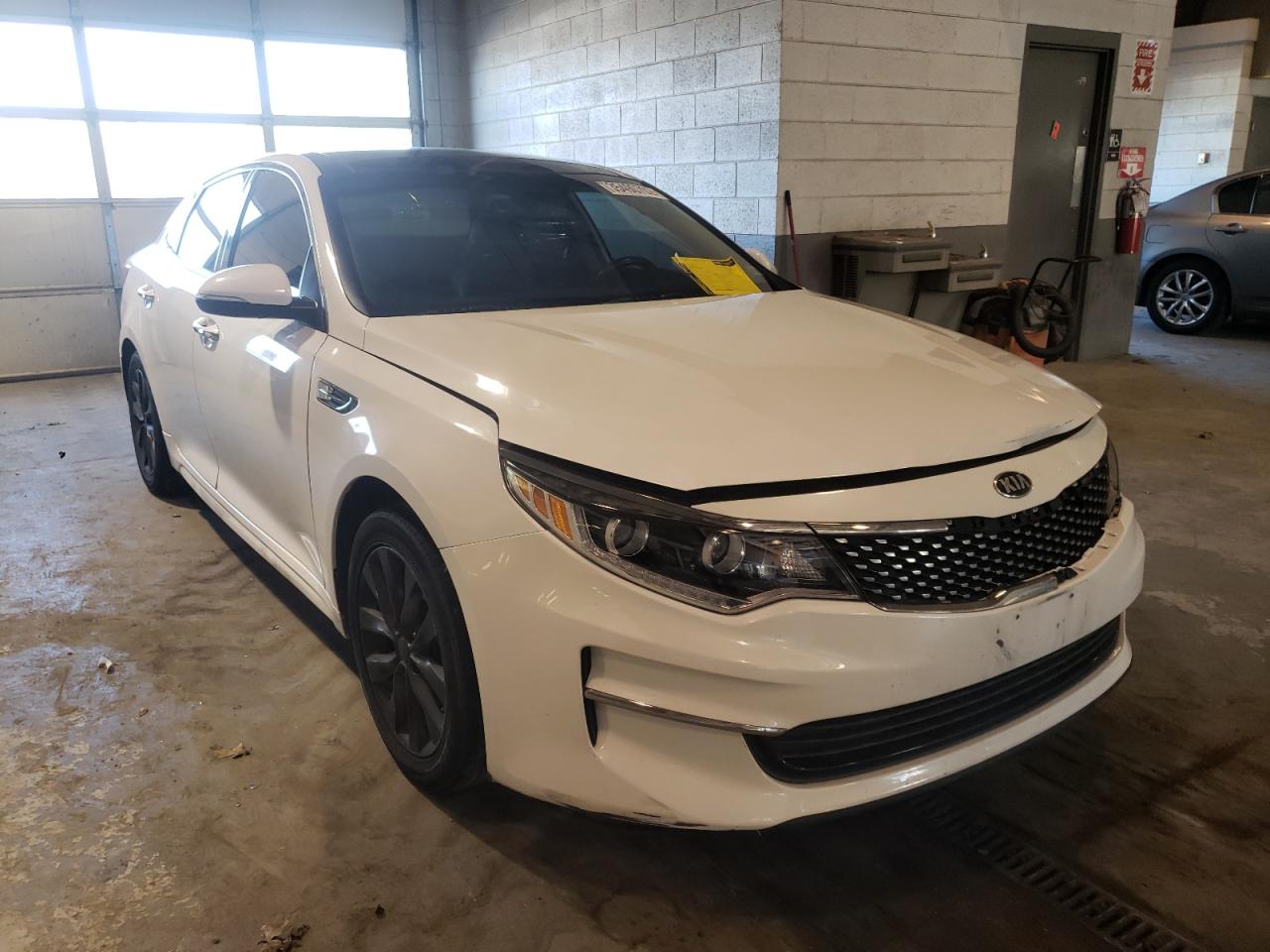 KIA OPTIMA EX 2016 with VIN 5XXGU4L34GG061781 - Photo from auction