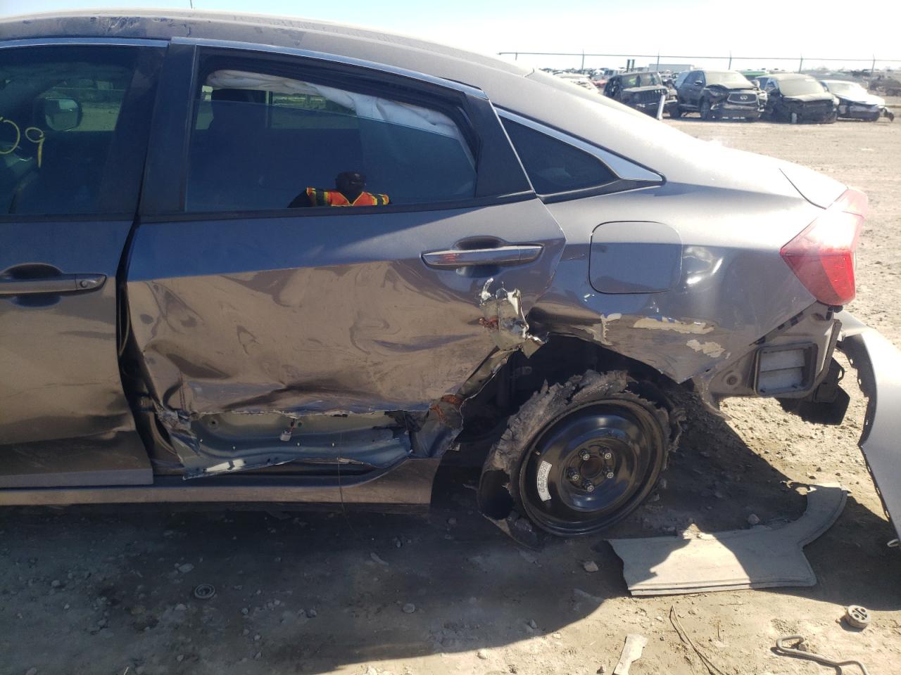 Photo 9 from auction – 2019 HONDA CIVIC LX with VIN 19XFC2F61KE000480