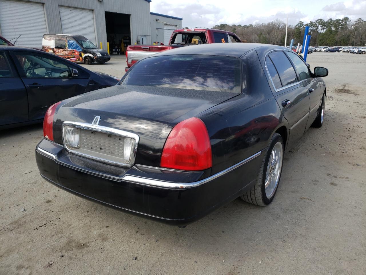 Photo 4 from auction – 2005 LINCOLN TOWN CAR E with VIN 1LNHM84W55Y664951