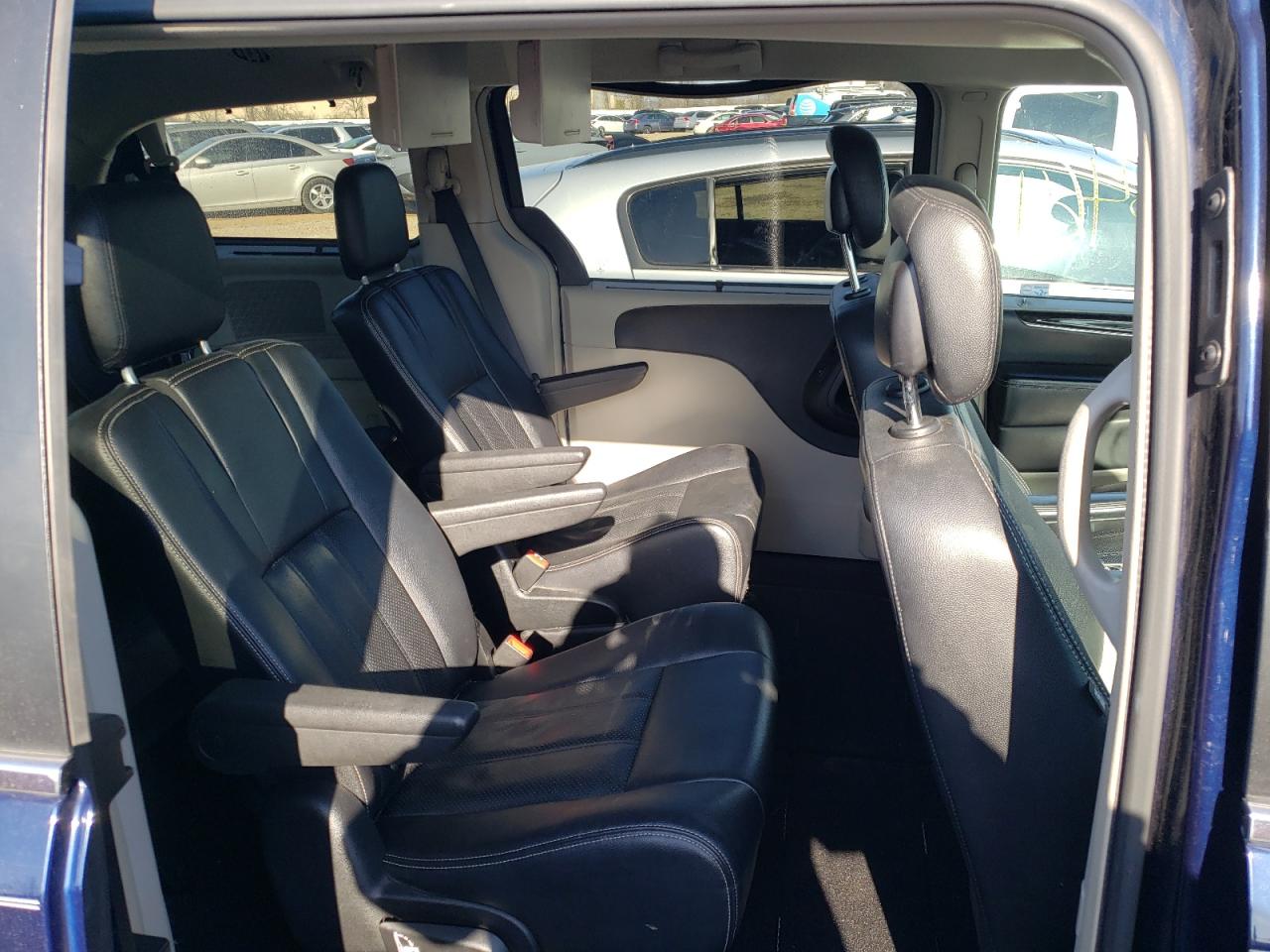 Photo 6 from auction – 2015 CHRYSLER TOWN & COU with VIN 2C4RC1CG7FR673895